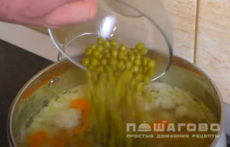 Фото приготовления рецепта: Овощной суп с цветной капустой - шаг 3