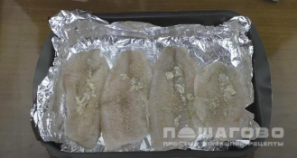 Фото приготовления рецепта: Рыбное филе, запеченное со сметаной и помидорами - шаг 2