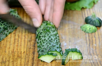Фото приготовления рецепта: Свежий зеленый салат с курицей, овощами и сыром - шаг 3