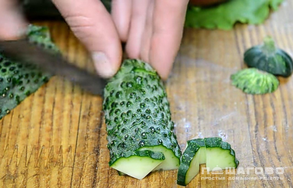 Фото приготовления рецепта: Свежий зеленый салат с курицей, овощами и сыром - шаг 3