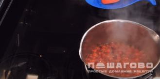 Фото приготовления рецепта: Соус из клюквы к мясу - шаг 7
