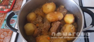 Фото приготовления рецепта: Русское жаркое с говядиной и картошкой - шаг 6