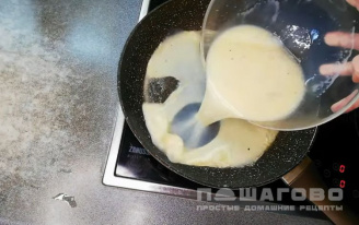 Фото приготовления рецепта: Омлет с молоком - шаг 3