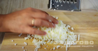Фото приготовления рецепта: Слоеный салат с тунцом и сыром - шаг 3