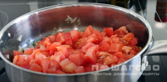 Фото приготовления рецепта: Суп с помидорами и яйцом - шаг 3