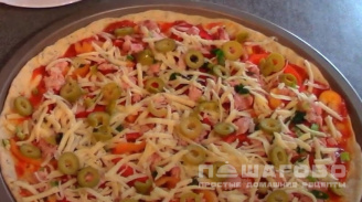 Фото приготовления рецепта: Пицца с тунцом и маслинами - шаг 6