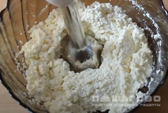 Фото приготовления рецепта: Сырники с киви - шаг 2