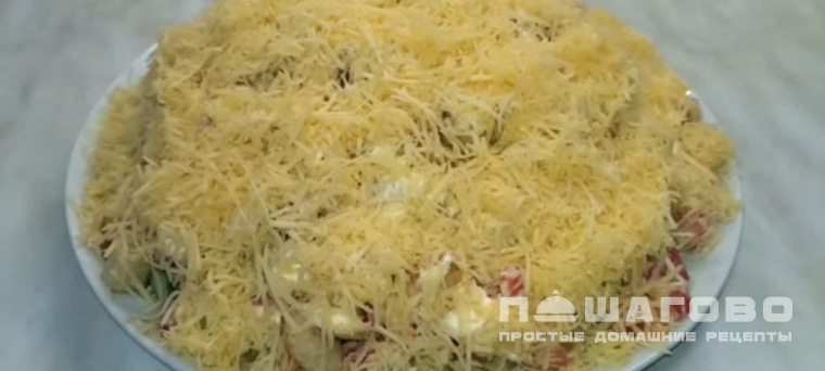 Салат с сухарями и курицей