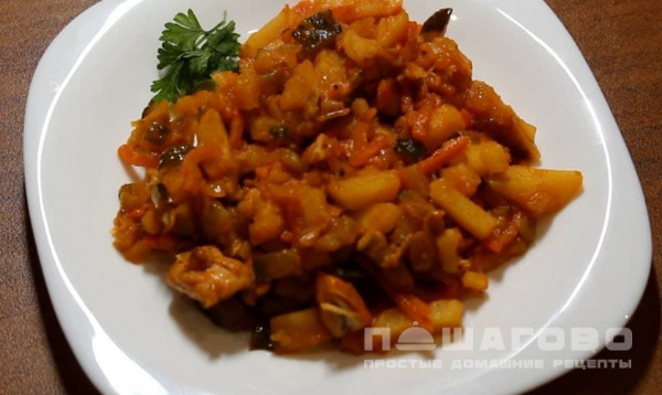 Куры азу. АЗУ куриное с овощами. АЗУ С солеными огурцами филе из куриного без картошки. АЗУ куриное. АЗУ куриное состав.