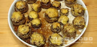 Фото приготовления рецепта: Запеченные грибы, фаршированные курицей и сыром - шаг 9