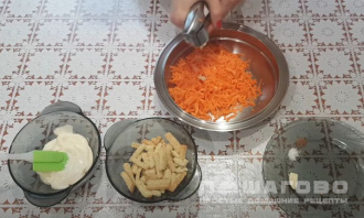 Фото приготовления рецепта: Салат с морковью и сухариками - шаг 3