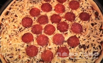 Фото приготовления рецепта: Пицца Пепперони в духовке - шаг 6