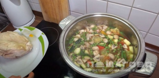 Фото приготовления рецепта: Овощной суп с цыплёнком - шаг 7