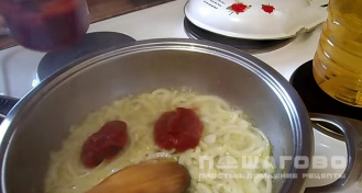 Фото приготовления рецепта: Бигус из квашеной капусты с сосисками - шаг 6
