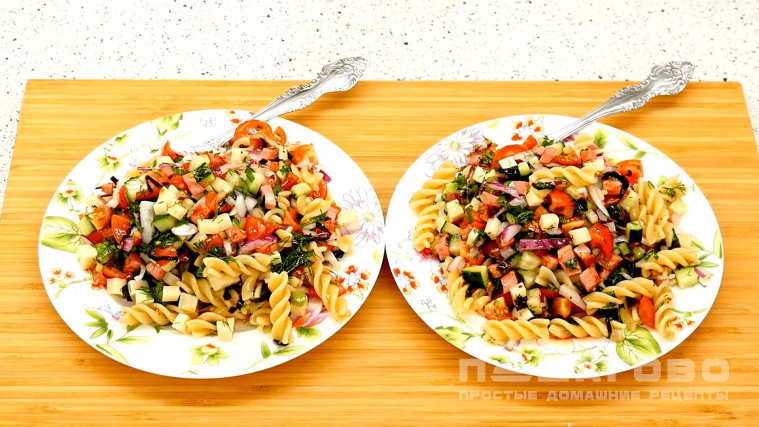 Итальянский салат с макаронами, ветчиной и солеными огурцами