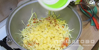 Фото приготовления рецепта: Овощное рагу с капустой и картофелем - шаг 9