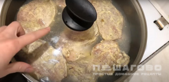 Фото приготовления рецепта: Свиной карбонат жареный на сковороде - шаг 5