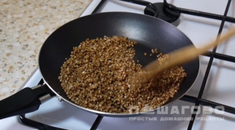 Фото приготовления рецепта: Рассыпчатая гречка, сваренная в сковороде - шаг 1