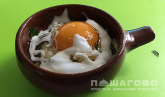 Фото приготовления рецепта: Воздушные яйца кокот со шпинатом, сыром и сметаной - шаг 2