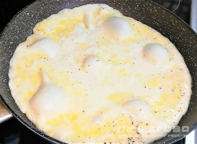 Омлет из яиц с молоком на сковороде