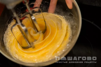 Фото приготовления рецепта: Апельсиновая шарлотка - шаг 2