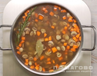 Фото приготовления рецепта: Грибной суп с перловкой - шаг 5
