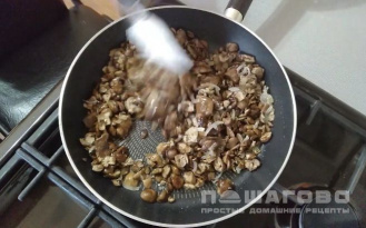 Фото приготовления рецепта: Жареная картошка с грибами и луком на сковороде - шаг 1