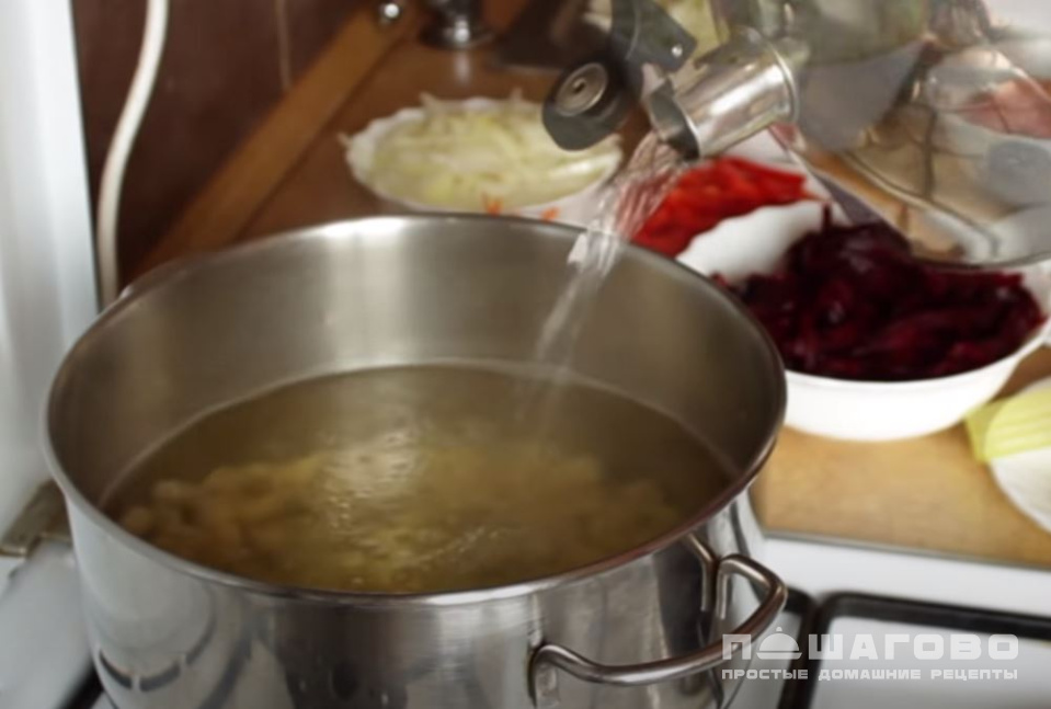 Фото приготовления рецепта: Вкусный диетический борщ без мяса - шаг 13