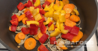 Фото приготовления рецепта: Овощи тушеные на сковороде с баклажанами и кабачками - шаг 3