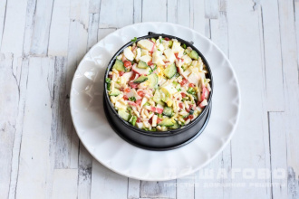 Фото приготовления рецепта: Крабовый салат с красной икрой и пекинской капустой - шаг 10