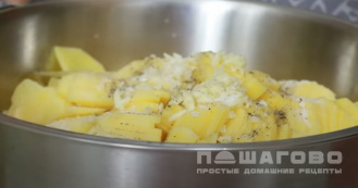 Фото приготовления рецепта: Куриное филе в духовке под картофелем - шаг 3