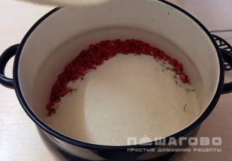 Фото приготовления рецепта: Конфитюр из красной смородины - шаг 2