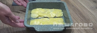 Фото приготовления рецепта: Кета с картошкой запечённая в духовке - шаг 5