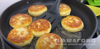 Фото приготовления рецепта: Картофельные пирожки с мясом на сковороде - шаг 17