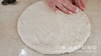 Фото приготовления рецепта: Пицца с козьим сыром и ветчиной - шаг 3