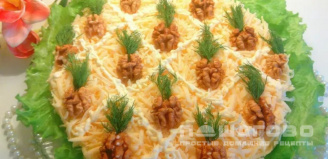 Фото приготовления рецепта: Новогодний салат с курицей, сыром и ананасами - шаг 9