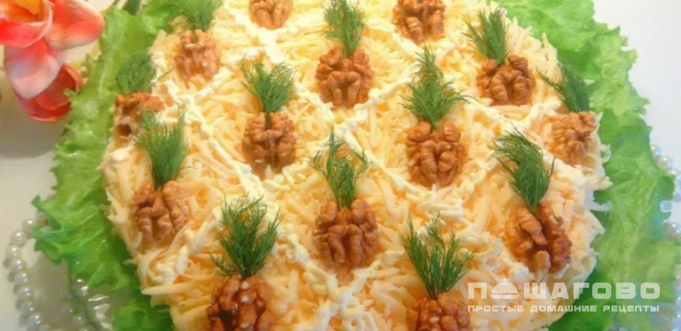 Фото приготовления рецепта: Новогодний салат с курицей, сыром и ананасами - шаг 9