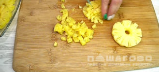 Фото приготовления рецепта: Салат из ананасов с сыром и чесноком - шаг 7