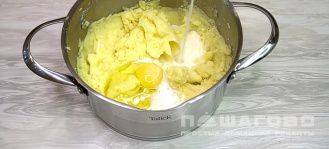 Фото приготовления рецепта: Картофельная запеканка с фаршем в духовке - шаг 9