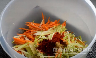Фото приготовления рецепта: Салат из редьки и моркови - шаг 2