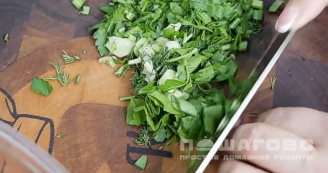 Фото приготовления рецепта: Сытный салат из фасоли - шаг 7