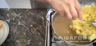 Фото приготовления рецепта: Суп гороховый с куриным мясом и копченостями - шаг 6