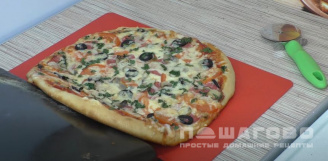 Фото приготовления рецепта: Пицца с колбасой - шаг 15