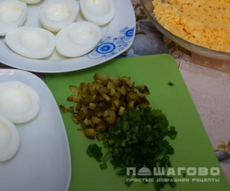 Фото приготовления рецепта: Фаршированные печенью трески яйца - шаг 3
