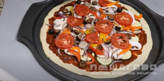 Фото приготовления рецепта: Постная пицца на сковороде - шаг 13