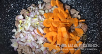 Фото приготовления рецепта: Овощной бигос с колбасой - шаг 3