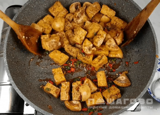 Фото приготовления рецепта: Жареный тофу с овощами - шаг 5