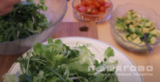Фото приготовления рецепта: Легкий салат с креветками и авокадо - шаг 4