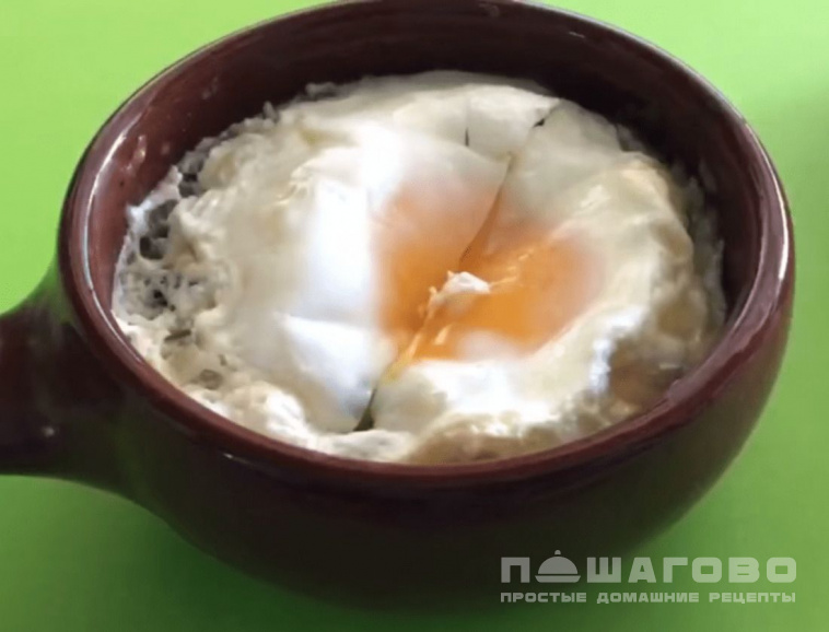 Воздушные яйца кокот со шпинатом, сыром и сметаной