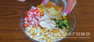 Фото приготовления рецепта: Салат с крабовыми палочками и морковью по-корейски - шаг 4